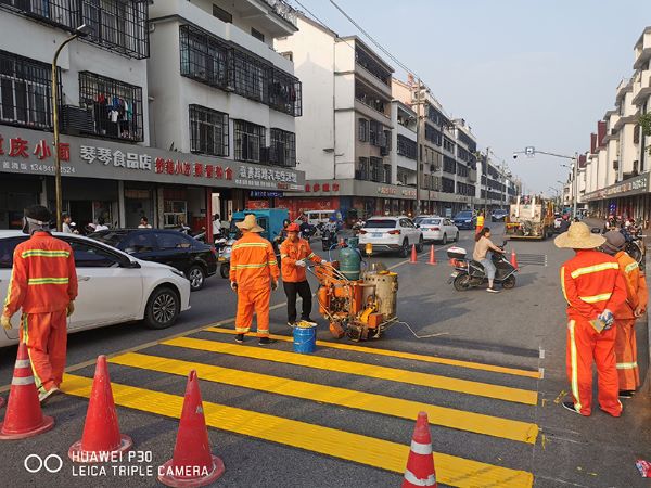 熱熔車位劃線施工時可根據(jù)以下施工方案